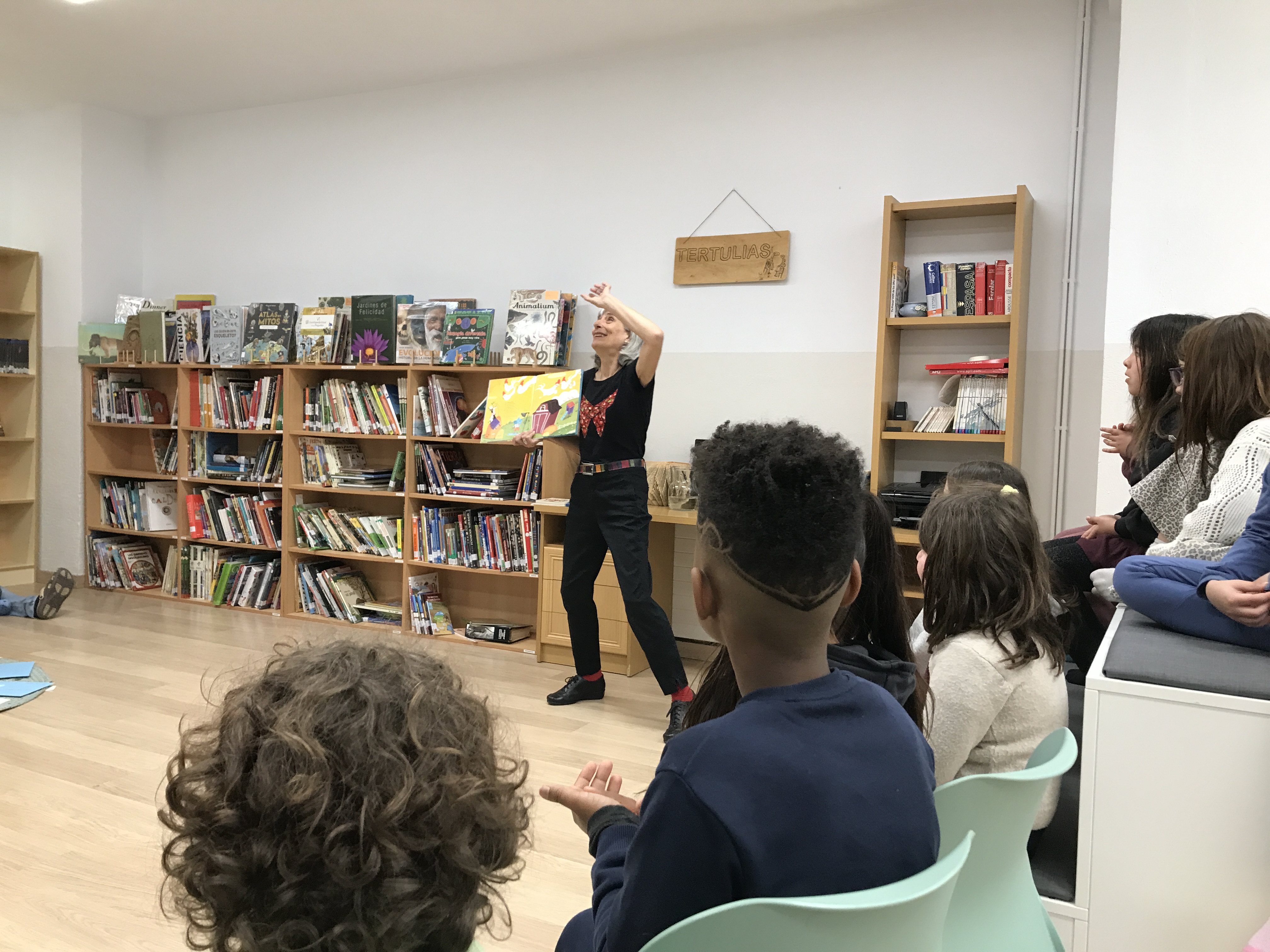 El alumnado de 1º y 2º disfrutó de una sesión en la que la autora Estrella Ortiz, junto con algunos alumnos y alumnas, recitaron y cantaron diferentes cuentos.